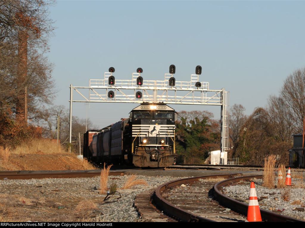 NS 6989 leads train P61 onto the AS line